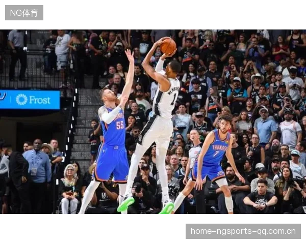 NBA巨星突破后风车暴扣，点燃全场狂潮！